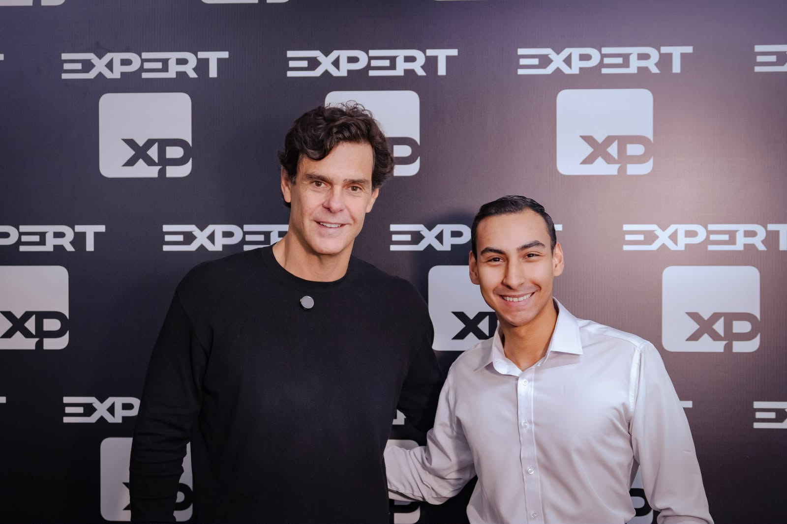 Kauan Pacini no backdrop da Expert XP 2026