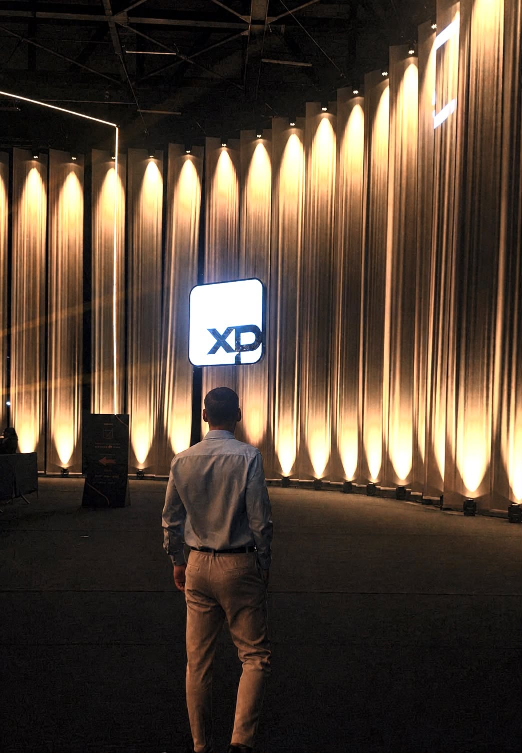 Kauan Pacini caminhando para o palco da Expert XP