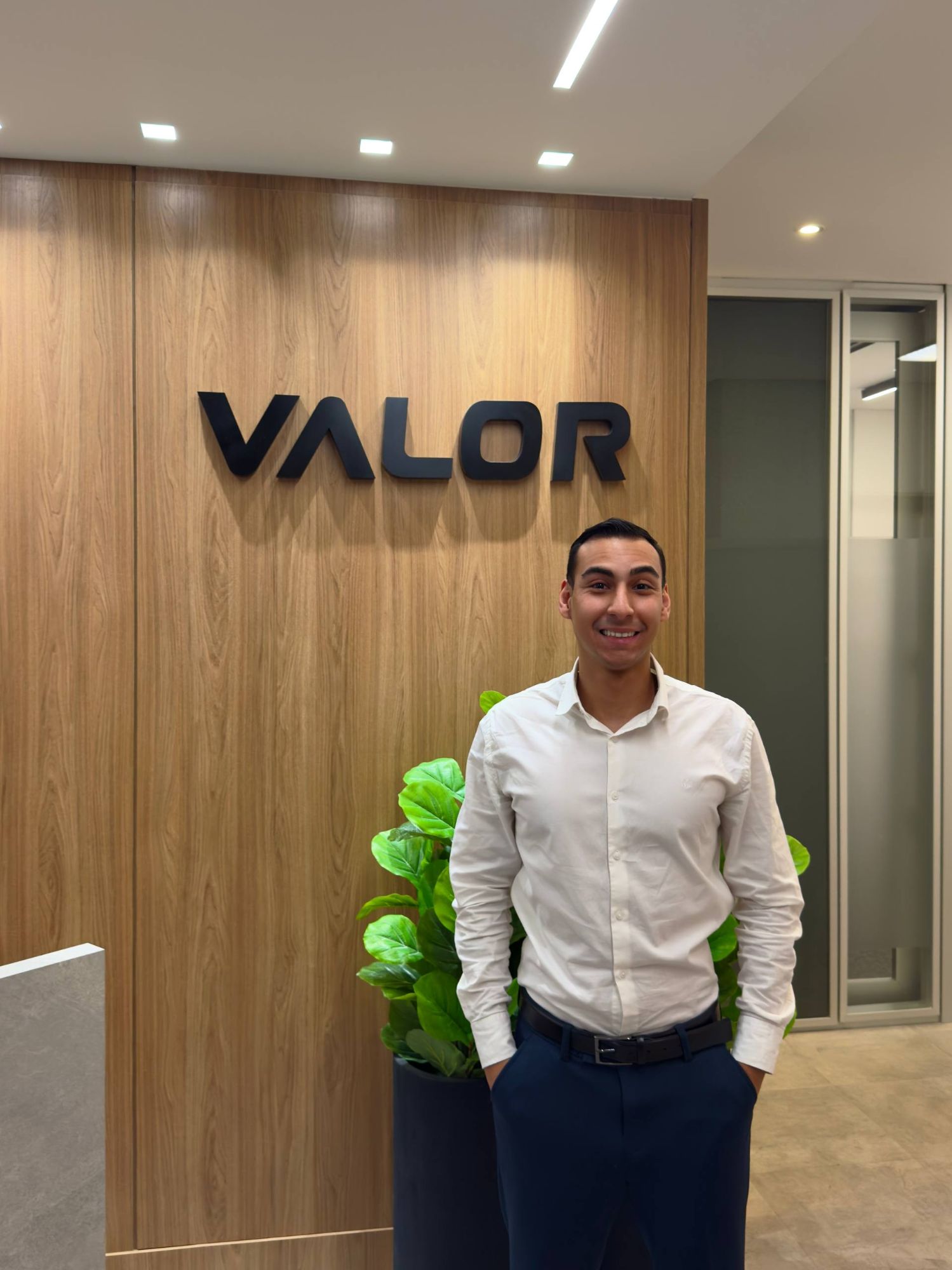 Kauan Pacini na recepção do escritório da Valor Investimentos